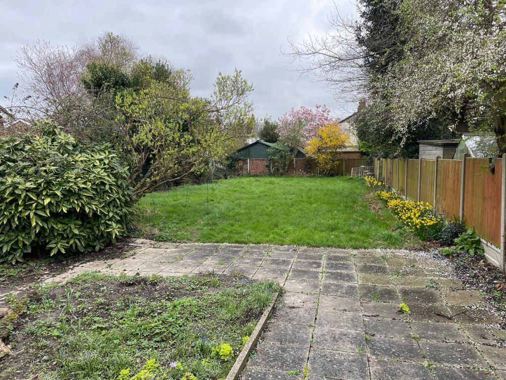 Lot: 91 - DETACHED BUNGALOW IN RIVERSIDE TOWN FOR IMPROVEMENT - View of the rear garden